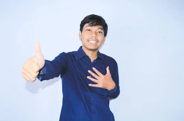Stolt Ung Asiatisk Man Ler Med Tacksam Ansikte För Överlevt — Stockfoto