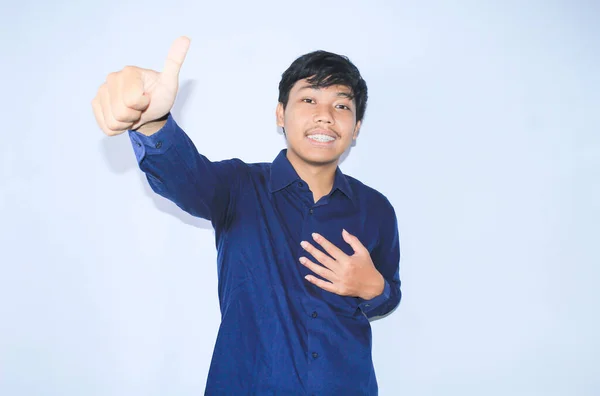 Orgulloso Joven Asiático Hombre Sonriendo Con Agradecido Cara Para Sobrevivido —  Fotos de Stock