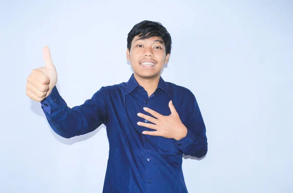 Pria Asia Muda Yang Bangga Tersenyum Dengan Wajah Bersyukur Karena — Stok Foto