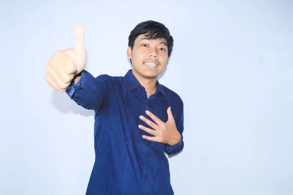 Orgulhoso Jovem Asiático Homem Sorrindo Com Rosto Grato Para Sobreviveu — Fotografia de Stock