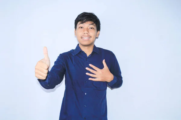 Orgulloso Joven Asiático Hombre Sonriendo Con Agradecido Cara Para Sobrevivido — Foto de Stock