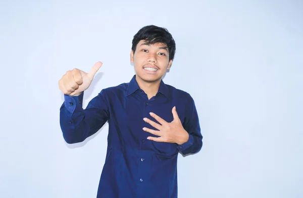 Orgulloso Joven Asiático Hombre Sonriendo Con Agradecido Cara Para Sobrevivido — Foto de Stock
