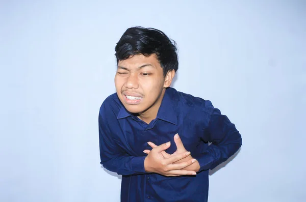 Ung Asiatisk Man Smärta Hjärtinfarkt Håller Bröstet Med Två Händer — Stockfoto