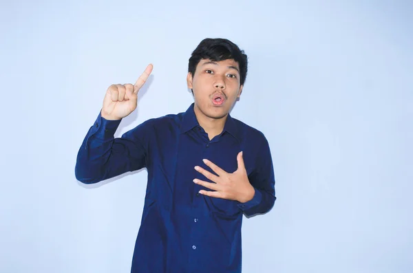 Здивований Молодий Азіатський Чоловік Вау Виразом Обличчя Вказує Пальцем Успішну — стокове фото