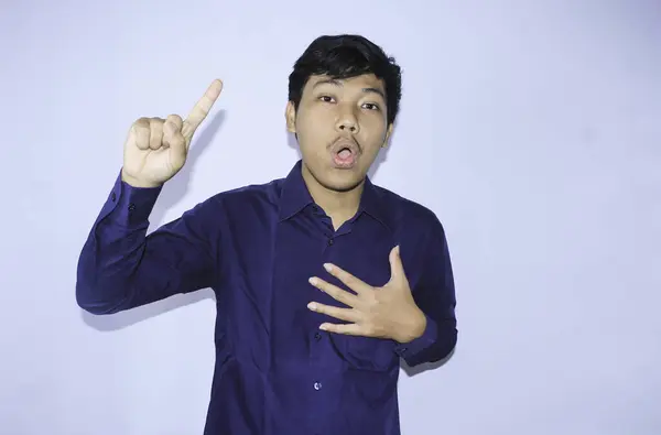 Meghökkent Fiatal Ázsiai Férfi Wow Arc Arckifejezés Mutatva Ujját Fel — Stock Fotó