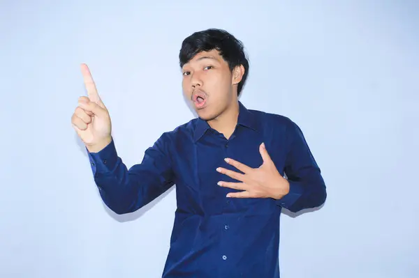 Zdumiony Młody Azjatycki Mężczyzna Wow Wyraz Twarzy Wskazując Palec Górę — Zdjęcie stockowe