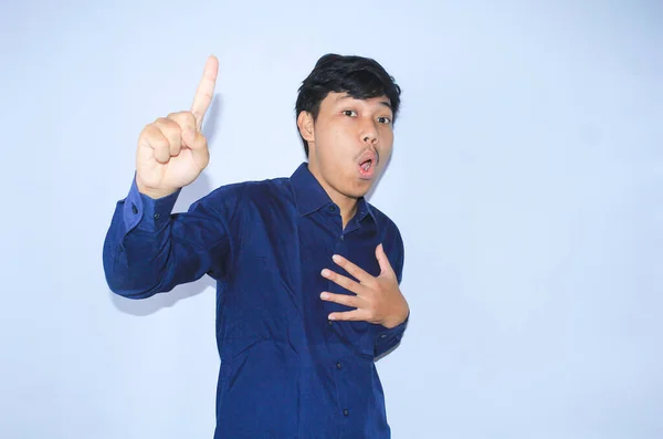 Zdumiony Młody Azjatycki Mężczyzna Wow Wyraz Twarzy Wskazując Palec Górę — Zdjęcie stockowe
