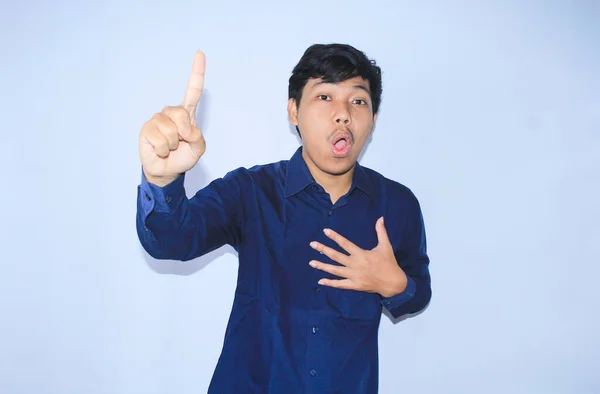 Espantado Jovem Asiático Homem Com Wow Rosto Expressão Apontando Dedo — Fotografia de Stock