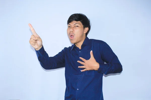 Asombrado Joven Asiático Hombre Con Wow Cara Expresión Apuntando Dedo —  Fotos de Stock