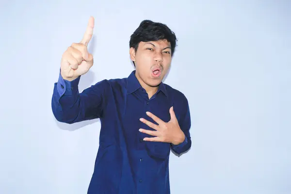 Užaslý Mladý Asijský Muž Výrazem Wow Tvář Ukazující Prstem Nahoru — Stock fotografie