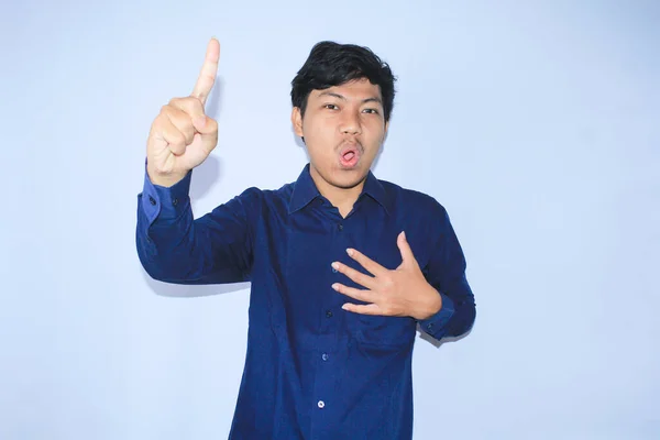 Förvånad Ung Asiatisk Man Med Wow Ansikte Uttryck Peka Finger — Stockfoto