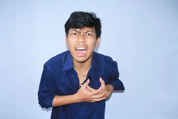 Азиатский Человек Офисный Работник Кричать Трогать Грудь Страдает Сердечного Приступа — стоковое фото