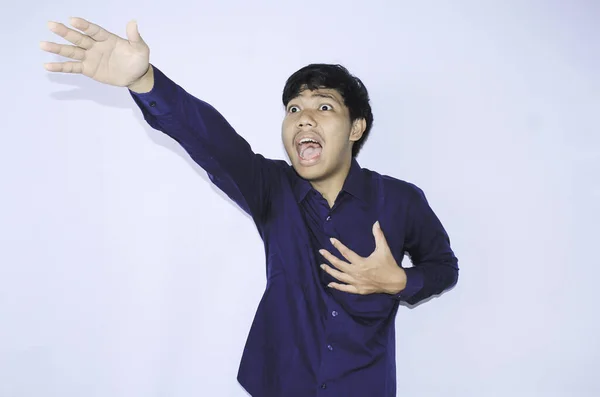 Srdce Napadl Asijské Muž Kancelář Pracovník Křičí Dotknout Jeho Hrudníku — Stock fotografie