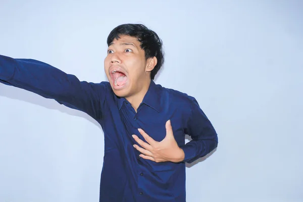 Corazón Atacado Asiático Hombre Oficina Trabajador Gritando Tocar Pecho Con —  Fotos de Stock