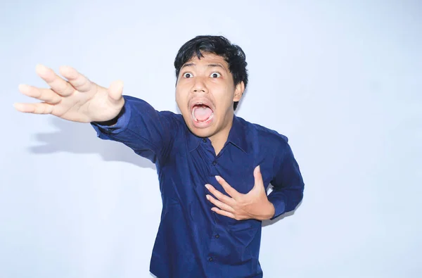 Corazón Atacado Asiático Hombre Oficina Trabajador Gritando Tocar Pecho Con —  Fotos de Stock