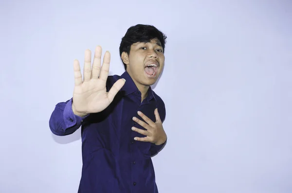Asustado Joven Asiático Hombre Gritando Sosteniendo Pecho Con Elevado Manos — Foto de Stock