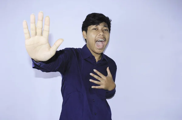 Φοβισμένος Νεαρός Ασιάτης Άνδρας Ουρλιάζει Και Κρατά Στήθος Υψωμένα Χέρια — Φωτογραφία Αρχείου