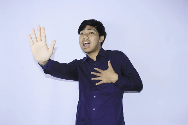 Assustado Jovem Asiático Homem Gritando Segurando Peito Com Levantado Mãos — Fotografia de Stock