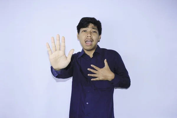Vystrašený Mladý Asijský Muž Křičí Drží Hruď Zvednutýma Rukama Aby — Stock fotografie