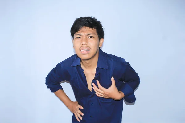 Surpreso Asiático Jovem Empresário Confundido Com Mãos Cintura Agarrando Seu — Fotografia de Stock