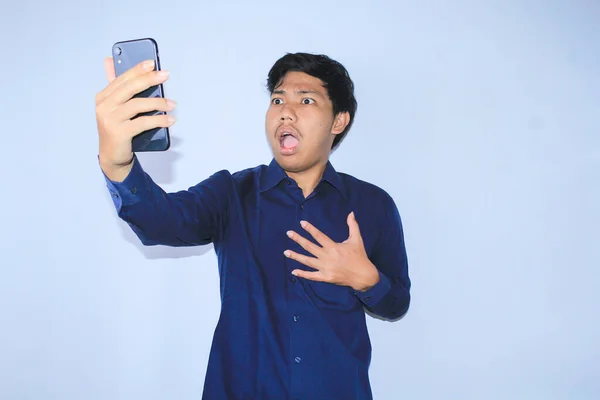 Pemuda Asia Terkejut Ketika Melihat Smartphone Dan Membaca Berita Buruk — Stok Foto
