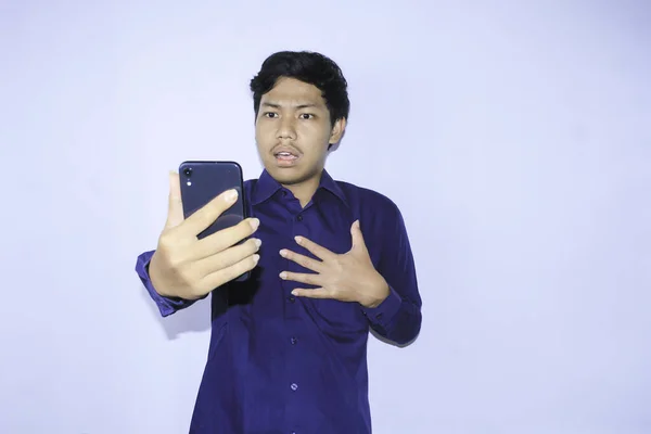 Aziatische Jongeman Verrast Bij Het Kijken Naar Zijn Smartphone Lees — Stockfoto