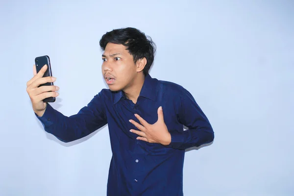 Asian Young Man Surprised Looking His Smartphone Read Bad News — Stock Photo, Image