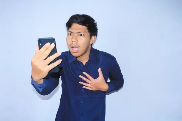Asiatico Giovane Sorpreso Quando Guardando Suo Smartphone Leggere Una Cattiva — Foto Stock