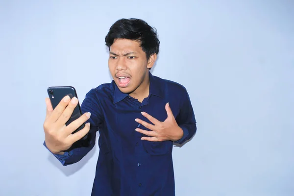 Азіатський Молодий Чоловік Здивований Дивлячись Свій Смартфон Читаючи Погані Новини — стокове фото