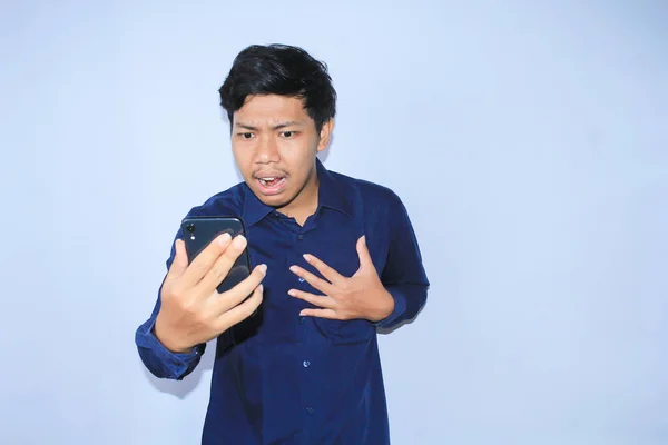 Asiatisk Ung Mann Overrasket Når Ser Smarttelefonen Hans Lese Dårlig – stockfoto
