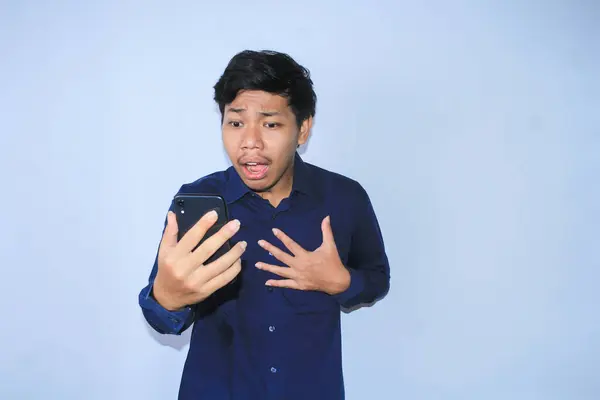 Asiatisk Ung Man Förvånad När Man Tittar Sin Smartphone Och — Stockfoto