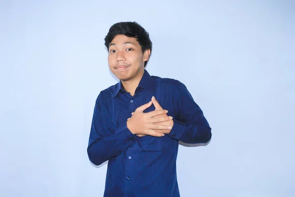 Gelukkige Vredige Aziatische Jongeman Lacht Houdt Zijn Borst Met Twee — Stockfoto