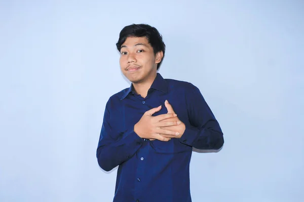 Šťastný Mírumilovný Asijský Mladý Muž Usmívá Drží Hruď Oběma Rukama — Stock fotografie