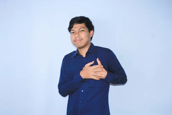 Щасливий Мирний Азіатський Молодий Чоловік Посміхається Тримає Груди Двома Руками — стокове фото