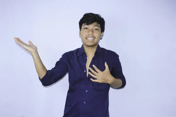 Pemuda Asia Yang Tersenyum Dengan Wajah Gembira Mengangkat Tangan Melakukan — Stok Foto