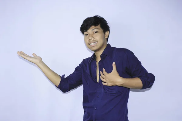 Mutlu Yüzlü Gülümseyen Asyalı Genç Adam Ellerini Kaldırıyor Seçenekler Sunuyor — Stok fotoğraf