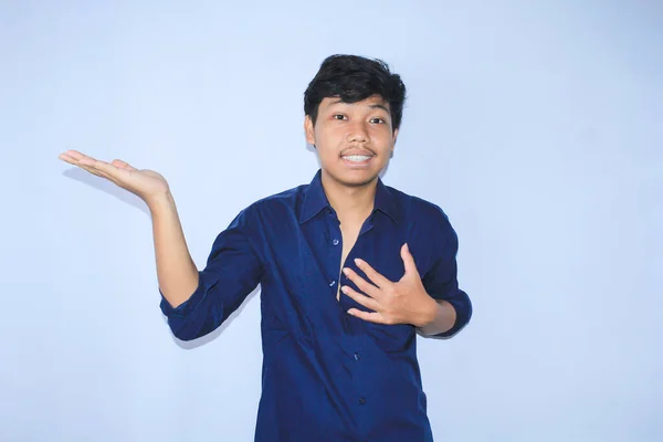Sonriente Asiático Joven Hombre Con Feliz Cara Levantando Manos Hacer —  Fotos de Stock