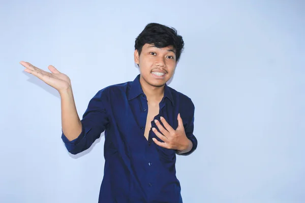 Улыбающийся Азиатский Молодой Человек Счастливым Лицом Поднимая Руки Делать Показ — стоковое фото