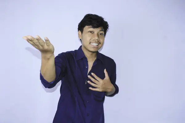 Mutlu Yüzlü Gülümseyen Asyalı Genç Adam Ellerini Kaldırıyor Seçenekler Sunuyor — Stok fotoğraf