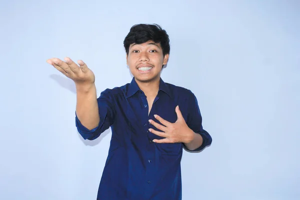 Uśmiechnięty Azji Młody Człowiek Szczęśliwy Twarz Podnosząc Ręce Nie Pokazując — Zdjęcie stockowe