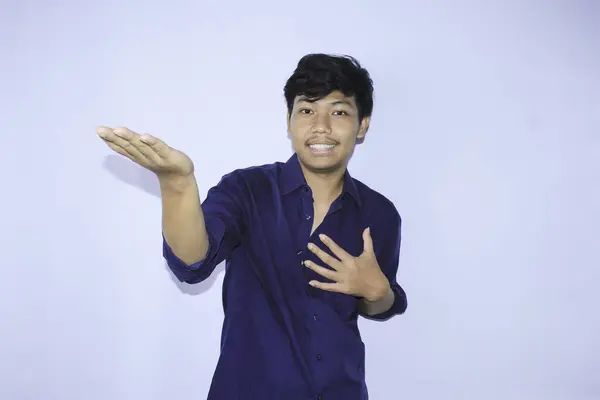Улыбающийся Азиатский Молодой Человек Счастливым Лицом Поднимая Руки Делать Показ — стоковое фото