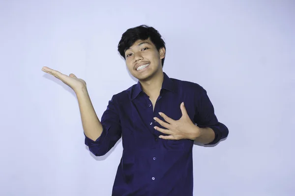 Pemuda Asia Yang Tersenyum Dengan Wajah Gembira Mengangkat Tangan Melakukan — Stok Foto