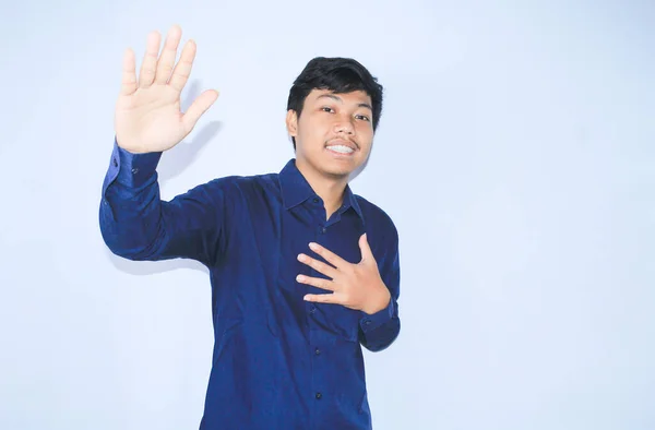 Usmívající Asijský Muž Infarkt Survivor Zvedl Ruce Jako Stop Znamení — Stock fotografie