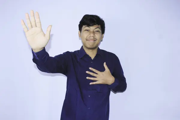 Glimlachende Aziatische Man Hartaanval Overlevende Wordt Zijn Handen Opgeheven Als — Stockfoto