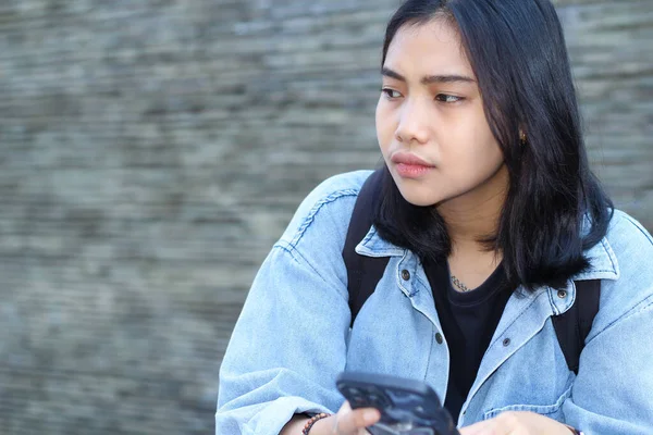 Przemyślany Azji Młody Kobieta Cyfrowy Nomad Pomocą Smartfon Nosić Casual Obrazek Stockowy