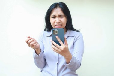 Avuç içi açık cep telefonu kullanan yakışıklı, Asyalı bir kadın. Resmi takım elbise giyiyor, beyaz üzerinde izole edilmiş.