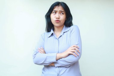 Meraklı düşünceli Asyalı genç bayan çalışanlar kollarını katlayıp yan yana bakıyorlar beyaz arka planda izole edilmiş hayaller kuruyorlar.