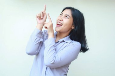 Heyecanlı Asyalı genç iş kadınının portresi yukarı bakıyor. Satış promosyonunu sunuyor. Fotokopi çekmek için.