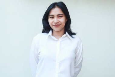 Mutlu, genç, sakin, Asyalı iş kadını görüntüsü. Güzel, beyaz takım elbiseli bir girişimci. Kamera özgüvenine bakıyor.