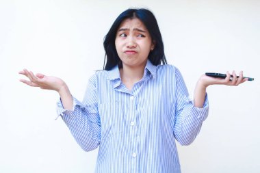 Kafası karışmış Asyalı bir kadın cep telefonu kullanıyor. Avuç içi kaldırıyor. Sinirli yüz ifadesini bilmiyor.